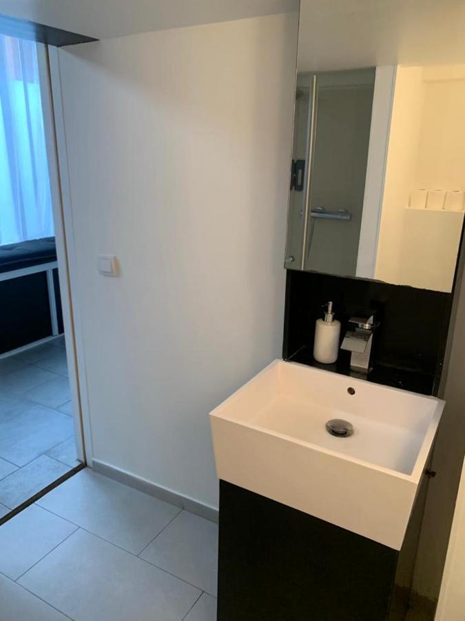 Apartamento Spacious Bright Split Level Flat In The Fashionable Marais París Exterior foto